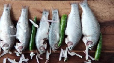 Tabakta çiğ taze deniz balığı var.