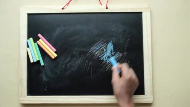 Kara tahtada renkli tebeşirle çocuk el yazısı .