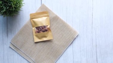  Paketteki badem fıstıklarının üst görünümü ,