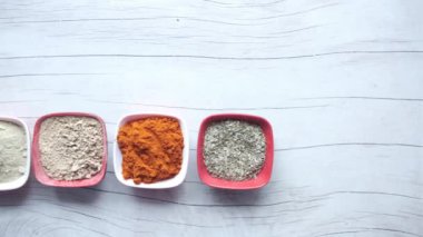 Sarımsak, acı biber ve zencefil tozu bir kasede .