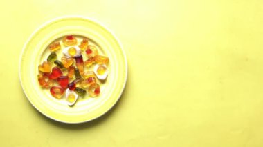 Sarı arka planda bir tabakta şekerleme