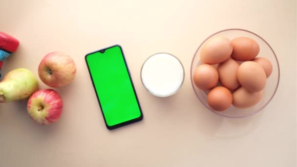 Teléfono Inteligente Con Pantalla Vacía Huevos Leche Almendras Mesa — Vídeos de Stock