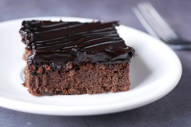 Tabakta bir dilim browni. .