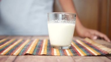  Yavaş çekimde bir bardak süt. .