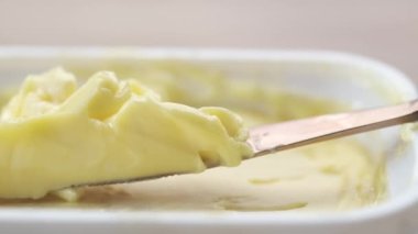 Taze tereyağını bir kabın içine koy. .