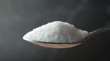 Yavaş çekimde beyaz şeker kaşıktan düşer. ,