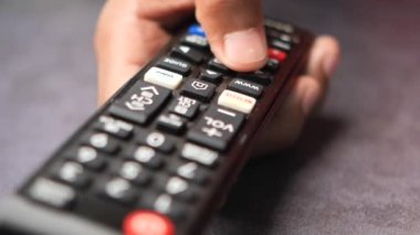 Masadaki televizyon kumandasının detaylı görüntüsü .