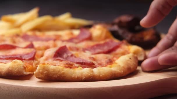 Κοντινό Πλάνο Του Χέρι Μαζεύοντας Φέτα Πίτσα Από Ένα Πιάτο — Αρχείο Βίντεο