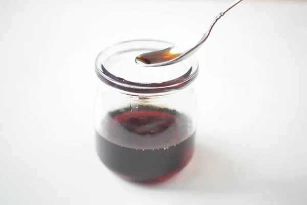 テーブルの上の小さなガラス瓶にメープルシロップ — ストック写真