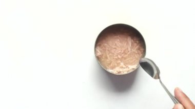 Ahşap masada konserve ton balığı.