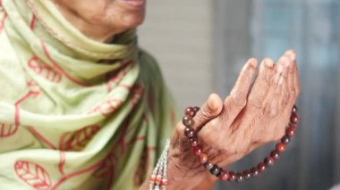 Ramazan 'da dua eden son sınıf kadınlarına yakın durun. .