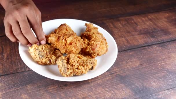Ręcznie Wybrać Smażone Filety Kurczaka Talerzu — Wideo stockowe