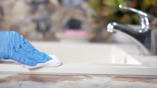 交上手套 清洁器 水龙头和洗脸盆 — 图库视频影像
