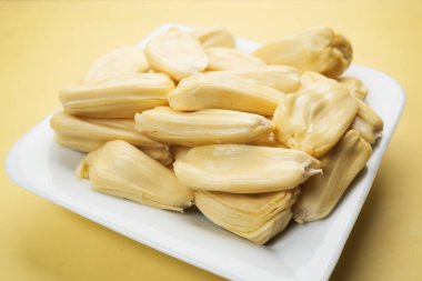 Masadaki bir kasedeki meyvelerin üst görüntüsü.