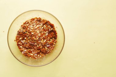 Tabaktaki acı biber tozu. .