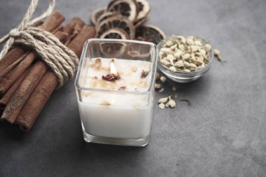 Siyah arkaplanda rahatlamak için kokulu mumlar yakılıyor .