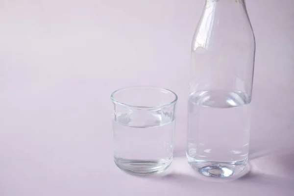 Bicchiere Acqua Potabile Sfondo Rosa Chiaro — Foto Stock