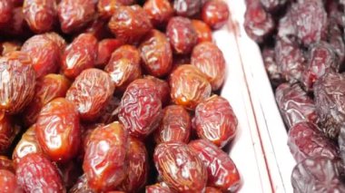  Yerel pazarda çok sayıda meyve satışı tarihi .