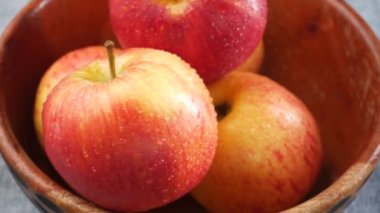 Tahta masadaki bir kasede taze elmayı kapat..