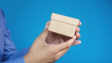 İnsan boş bir hediye kutusu açar. .