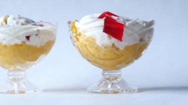 Vanila aromalı dondurmayı kabın içine koy. .