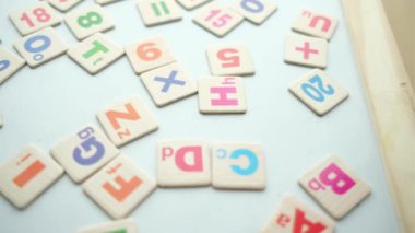 Beyaz arkaplanda renkli plastik harfler, kapat .