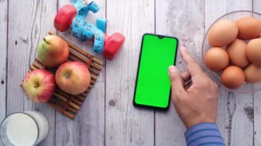 Boş ekran, yumurta, süt ve badem fıstıklı akıllı telefon. .