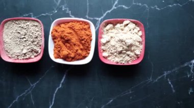 Sarımsak, acı biber ve zencefil tozu bir kasede .