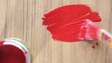 Boya fırçası, eldiven ve masa boyası. .