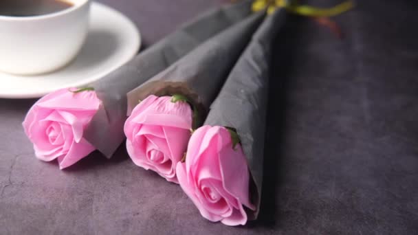 Bunga Tulip Dan Cangkir Kopi Atas Meja — Stok Video
