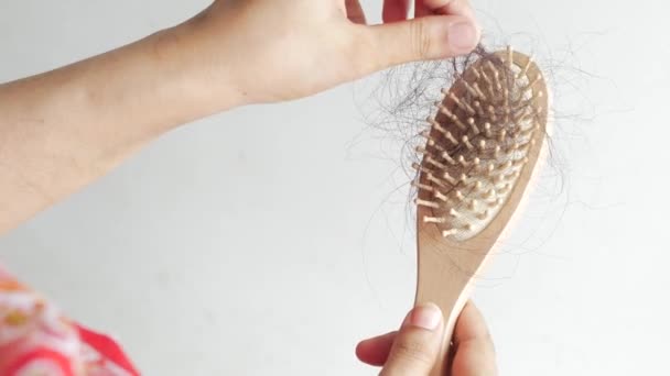 Zadní Pohled Ženy Držet Jeho Seznam Vlasy Zblízka — Stock video
