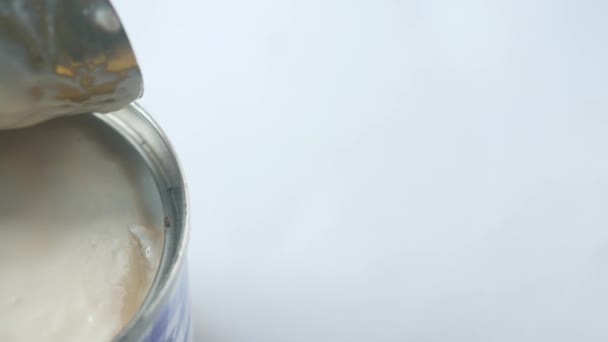 白色底色容器中的牛奶奶油 — 图库视频影像