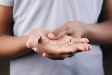 Acı çeken adam yaklaş. .