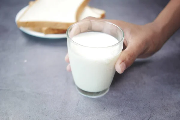 Рука Вибирає Склянку Молока Чорному — стокове фото