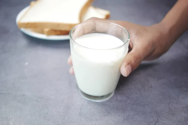 Mano Scegliere Bicchiere Latte Nero — Foto Stock