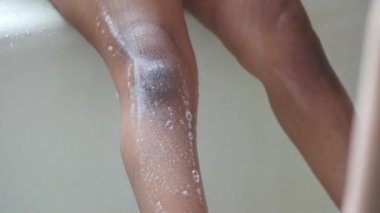 Çapkın bebek küvette, üst manzara