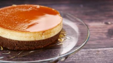  Masadaki tabakta karamel kremalı puding. ,