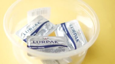 Taze tereyağını bir kabın içine koy. .