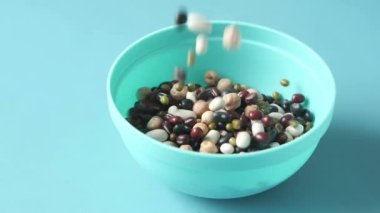 Bir kasede karışık fasulye yakın .