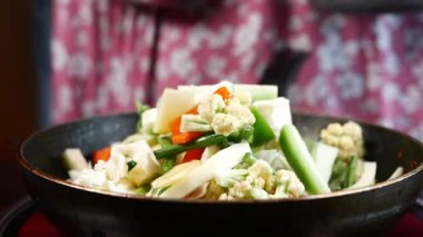 Tavada taze sebze pişirmek, üst manzara. ,