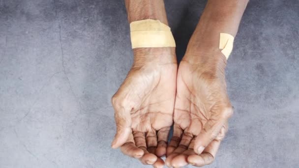 Mains Femmes Âgées Avec Bandage Gaze Enroulé Autour — Video