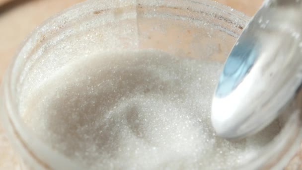 Weißer Zucker Und Löffel Einem Behälter Auf Schwarzem Hintergrund — Stockvideo