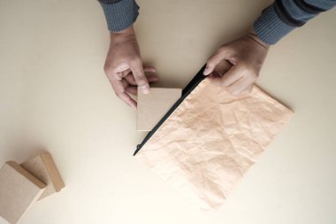 Hediye kutusunu çantaya koyan kişinin üst görüntüsü. ,