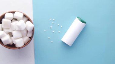 Masadaki yapay tatlandırıcı kabı .