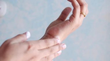 Kadın ev manzarasında cildine güzellik kremi sürüyor..