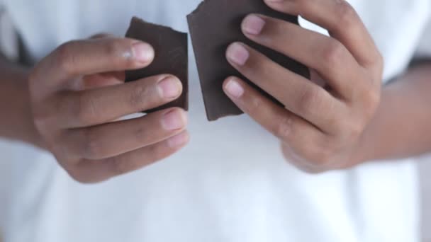 Молодые Люди Едят Темный Шоколад — стоковое видео