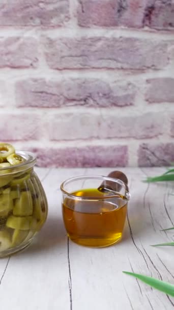 Botella Aceite Oliva Aceituna Fresca Recipiente Sobre Mesa — Vídeos de Stock