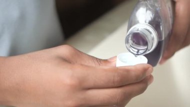 Ağız gargarası sıvısı kapağa akıyor. 