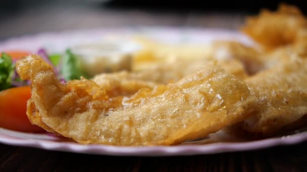 Fischfilet Pommes Und Kartoffelbrei Auf Dem Tisch — Stockvideo