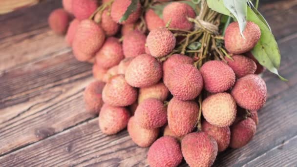 Slow Motion Van Hand Kies Een Lychee — Stockvideo